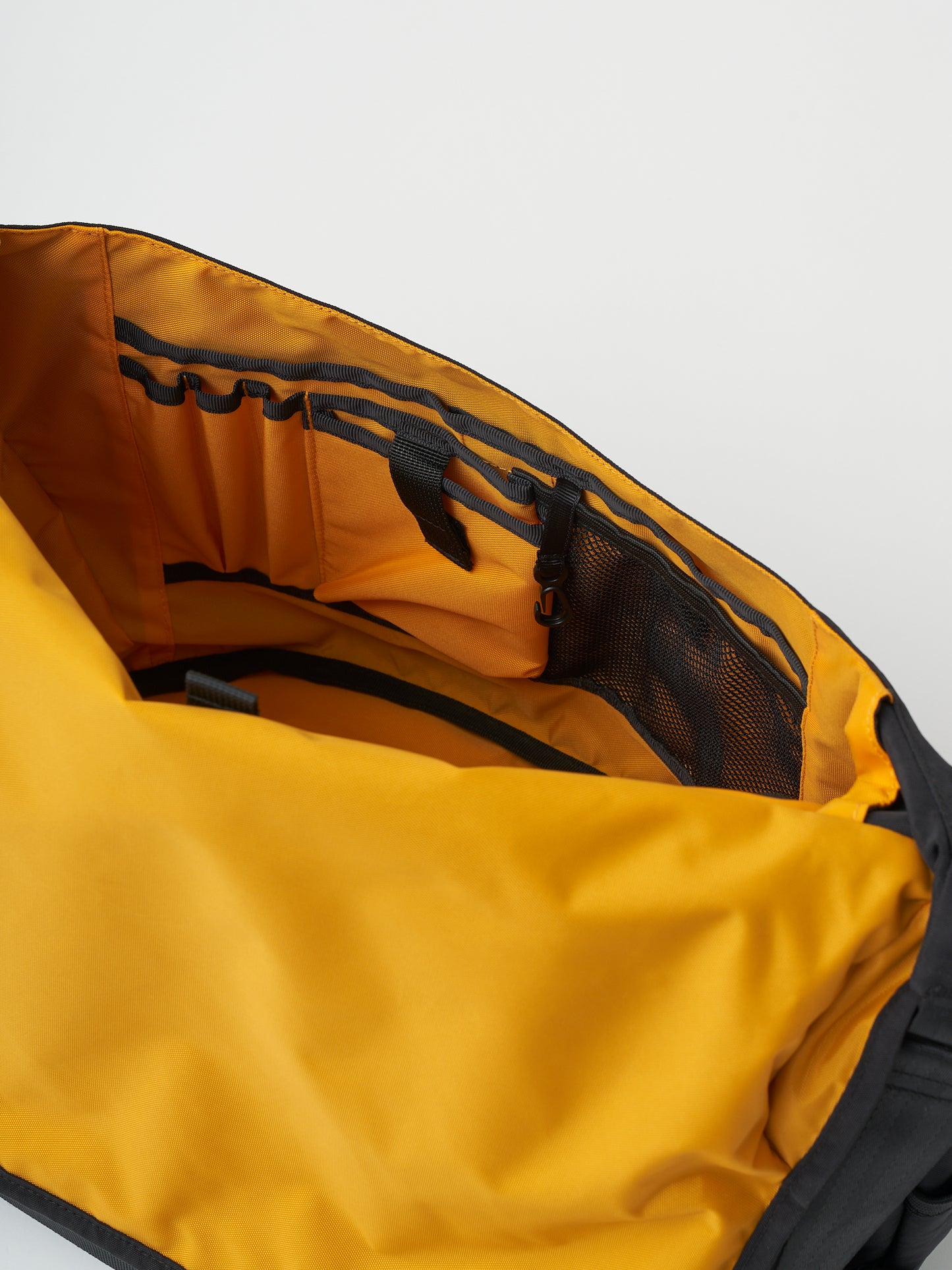 SEDAN ALL-PURPOSE/Overdyed Nylon Messenger Bag