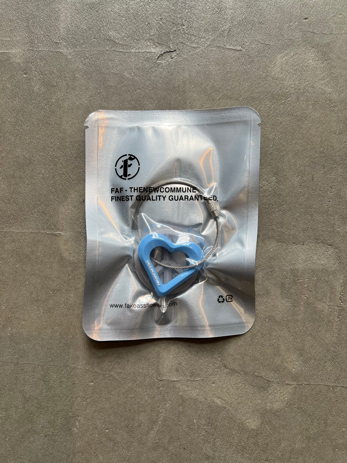 FAKE AS FLOWERS/LOVE AND PEACE KEY RING(BLUE/GRAY)
