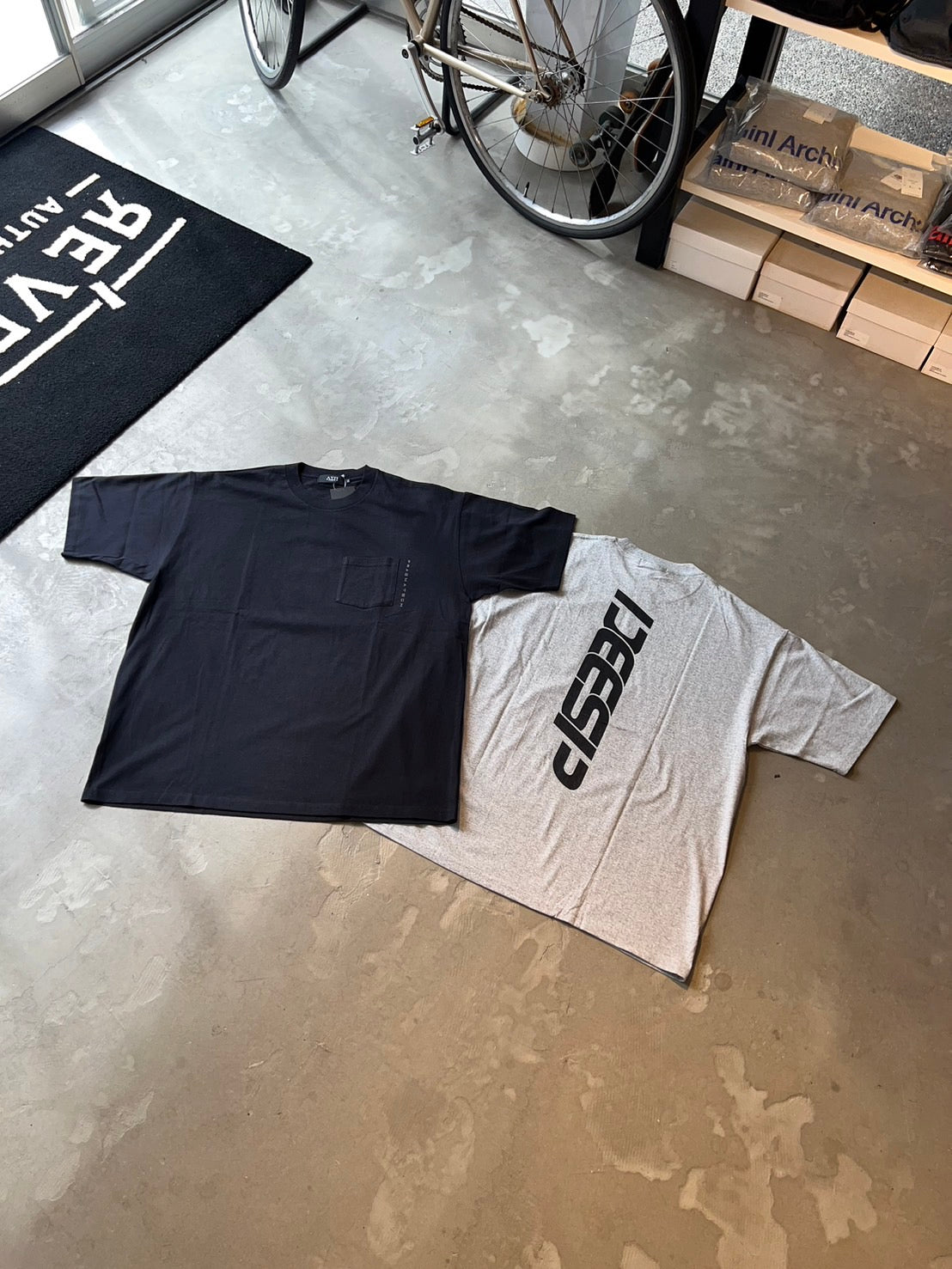 Diaspora skateboards /PRAGMATECH Tee(ASH)