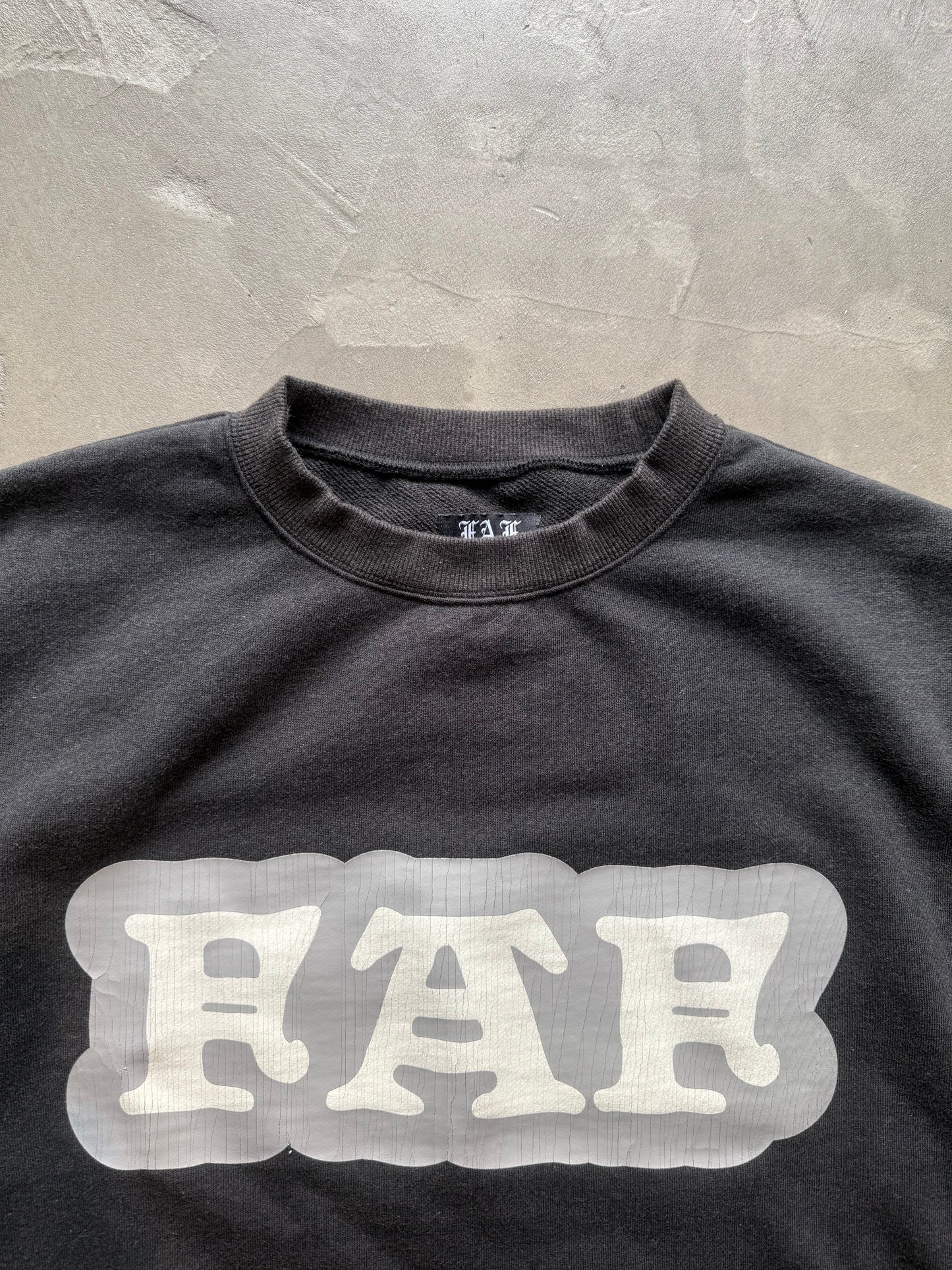 FAKE AS FLOWERS/Cracked Commercial Logo Crewneck Sweat