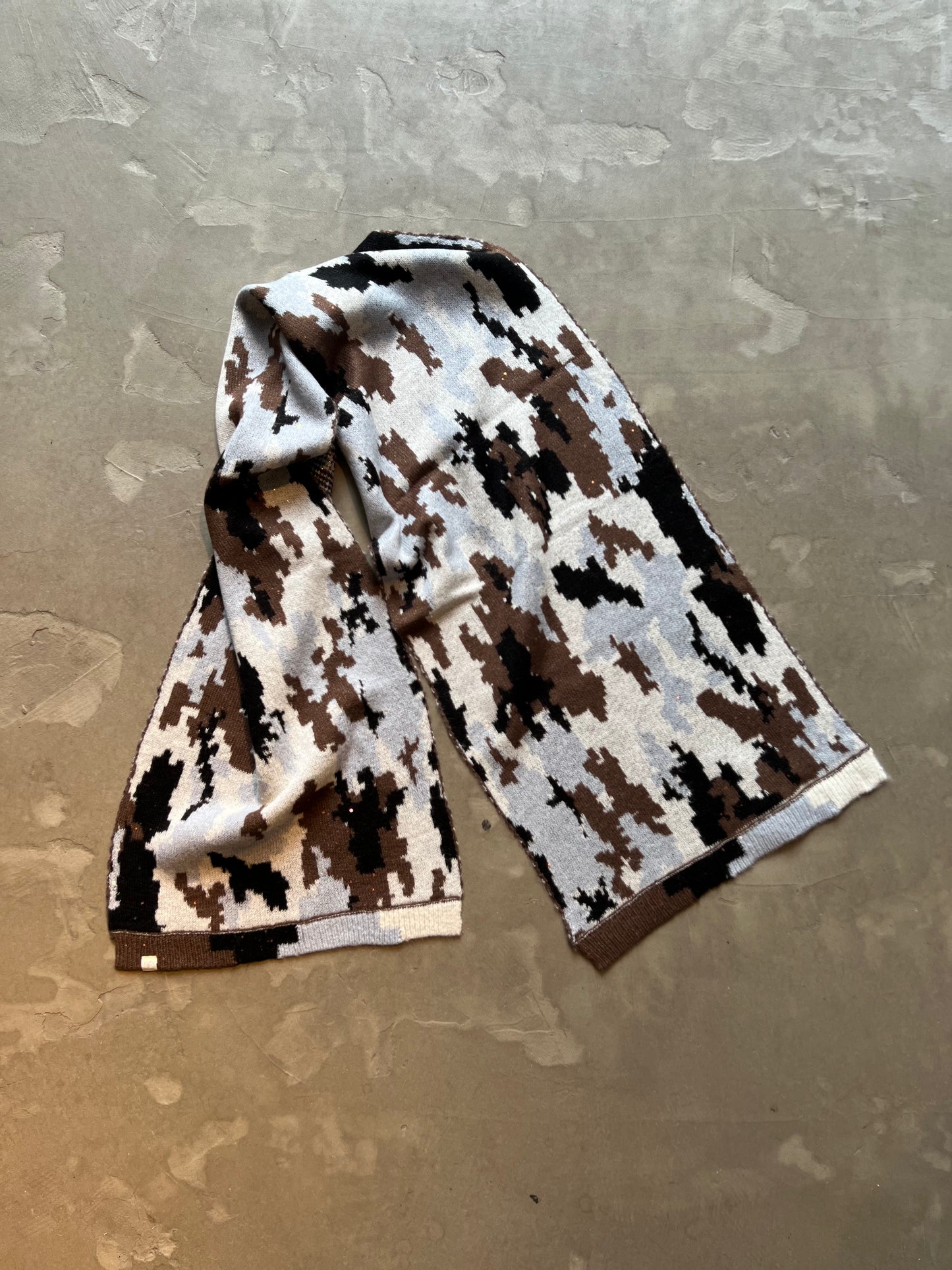 FAKE AS FLOWERS/Camo Scarf