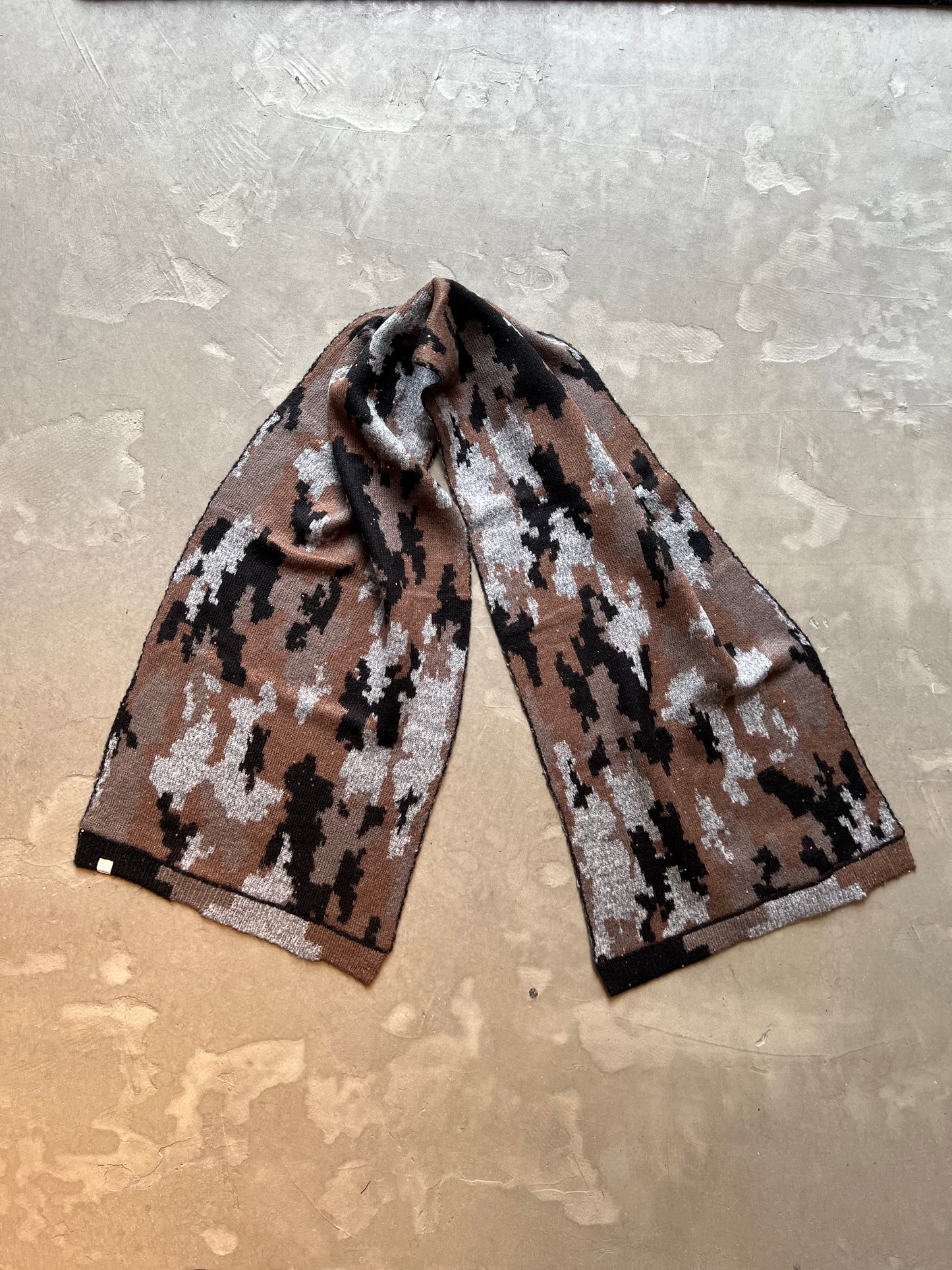 FAKE AS FLOWERS/Camo Scarf
