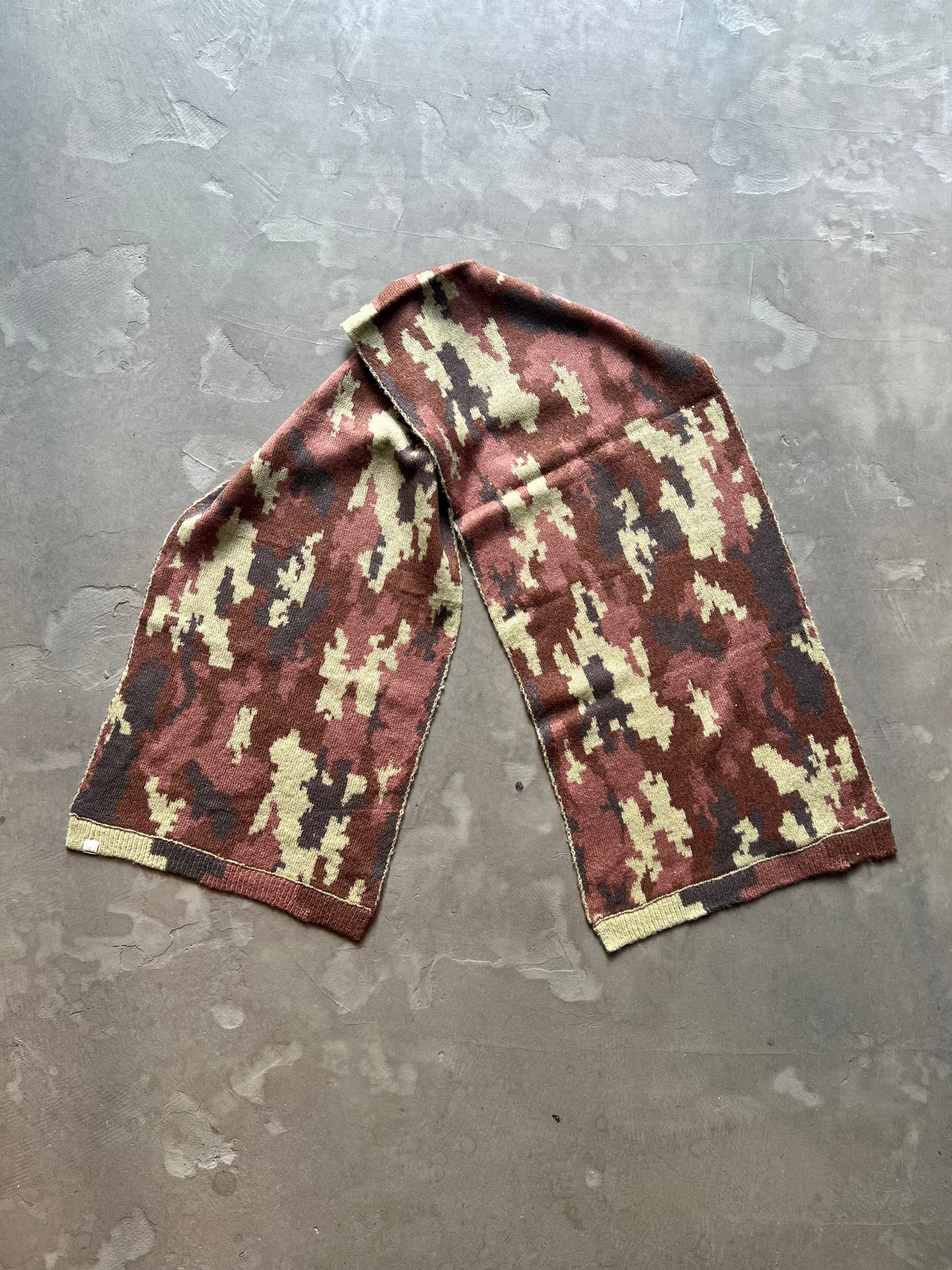 FAKE AS FLOWERS/Camo Scarf